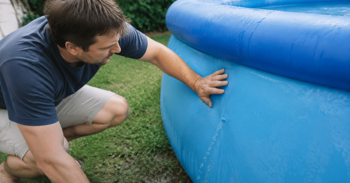 Homme inspectant paroi piscine gonflable avec eau qui s'écoule
