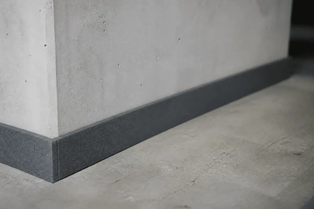 Bandes adhesives mousse appliquees sur surface beton lisse