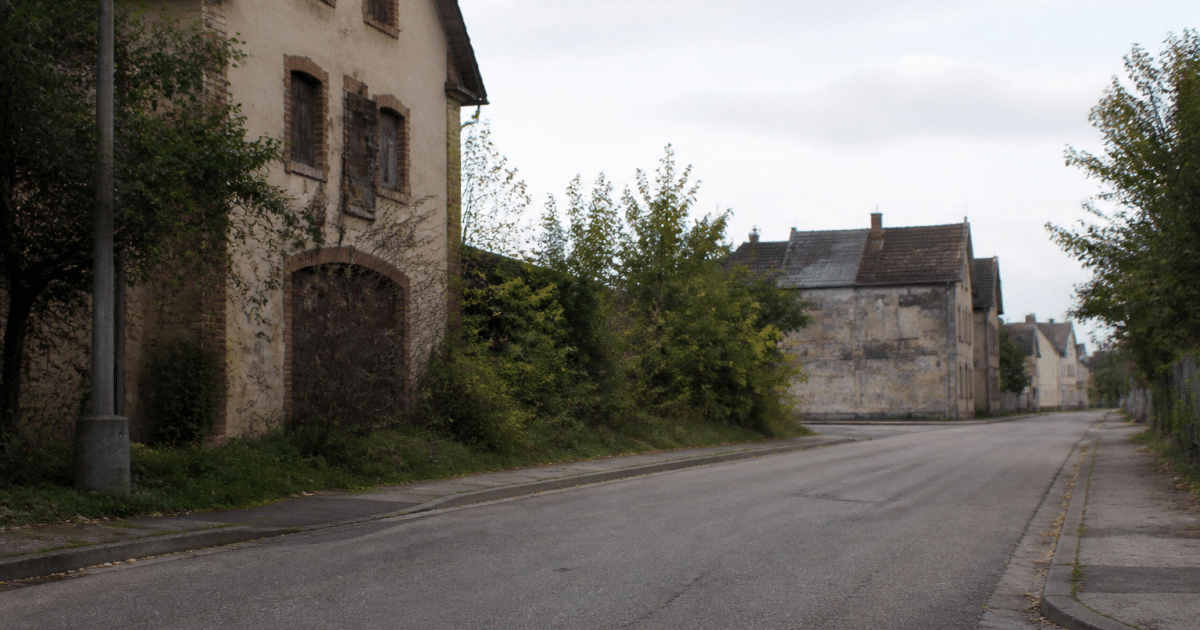 Rues desertes d'Illzach avec batiments delabres en arriere-plan