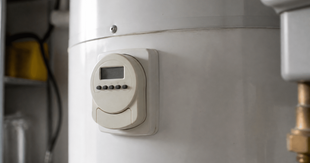 Minuterie numerique fixee sur reservoir eau chaude blanc