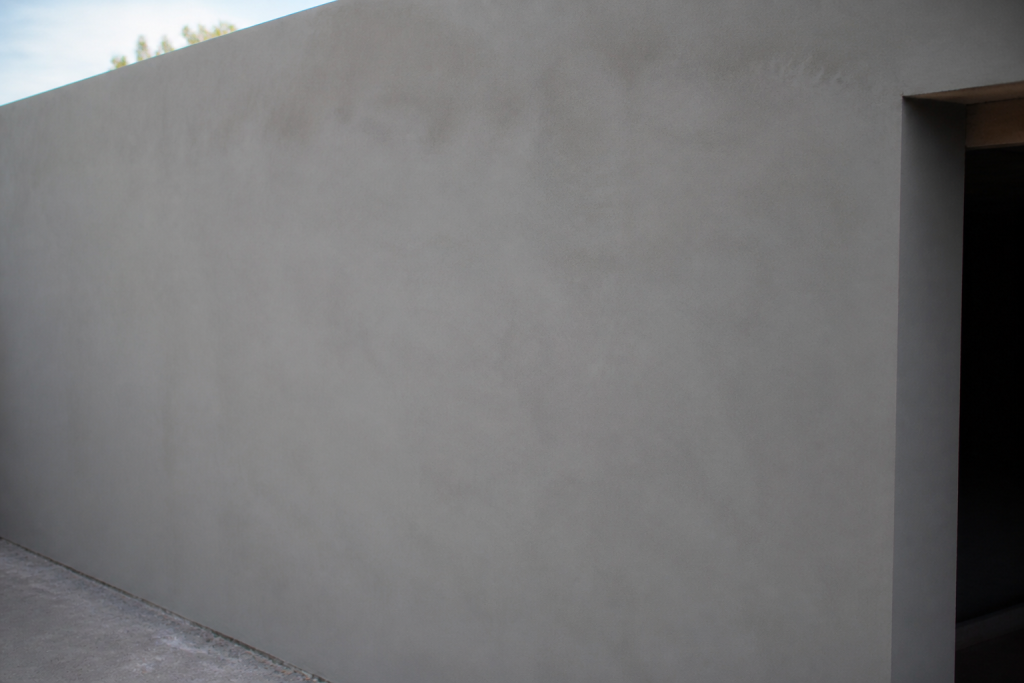 Mur gris lisse taloche ciment artisan