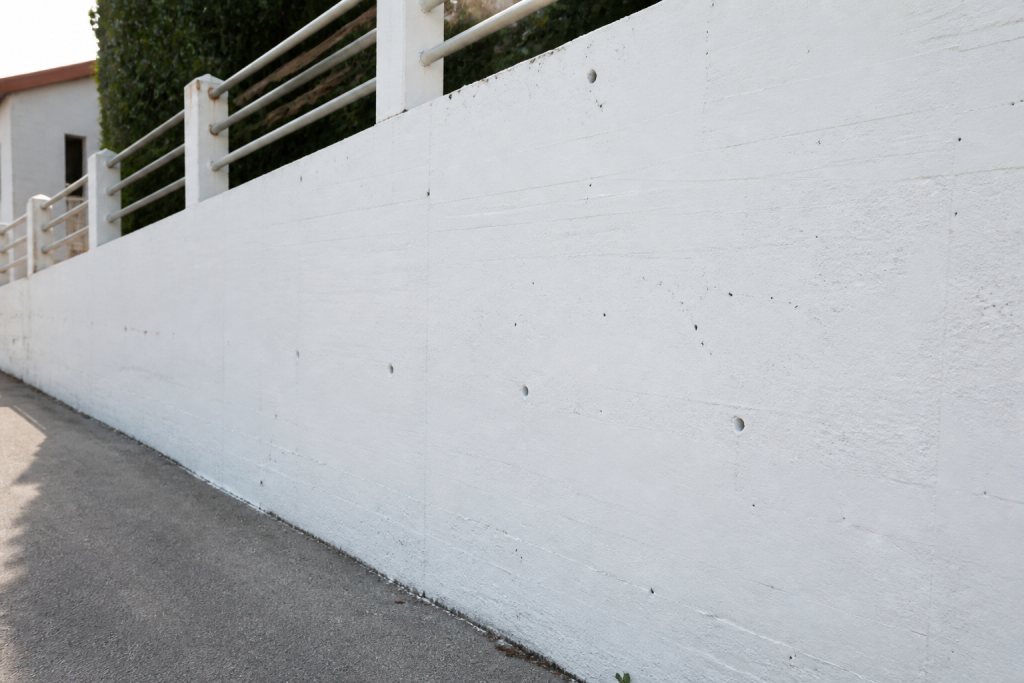 Murs de beton recouverts couche blanche peinte recemment