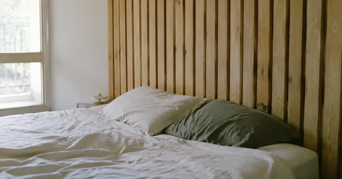 Planches bois massives orientees verticalement derriere matelas lit