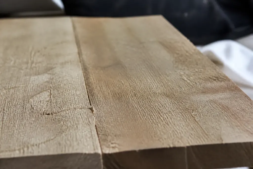 Planches assembles revelant surface poncee inegale texture rugueuse