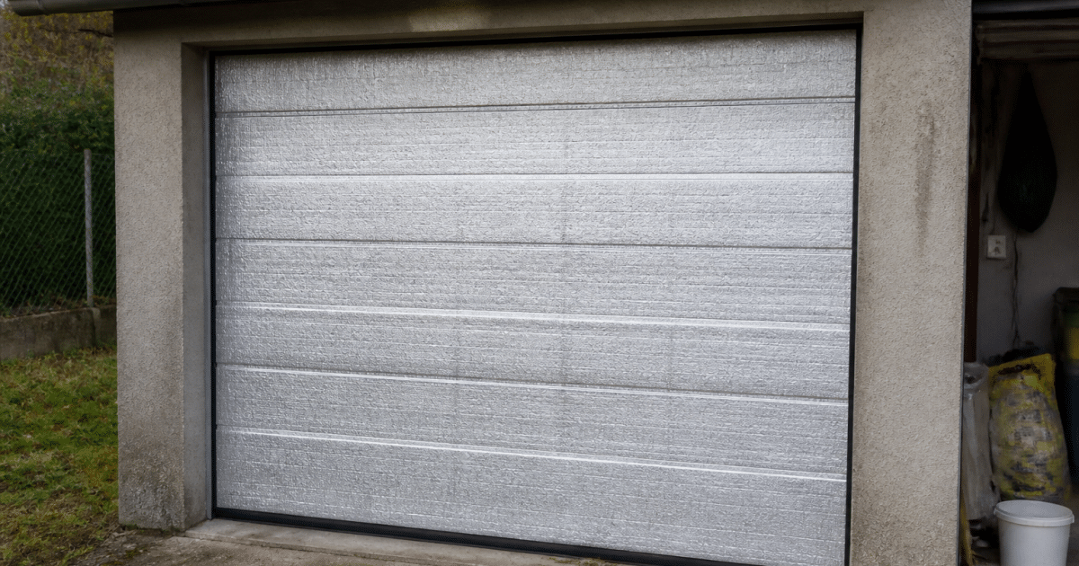 Porte de garage fermee avec isolant thermique applique