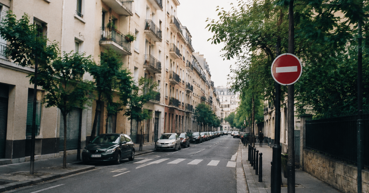 Rue urbaine avec immeubles résidentiels et panneaux de circulation routière
