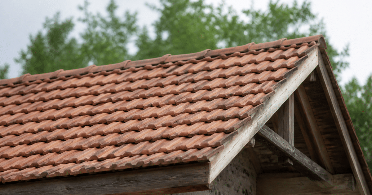 Toit incline recouvert tuiles posees sur structure bois