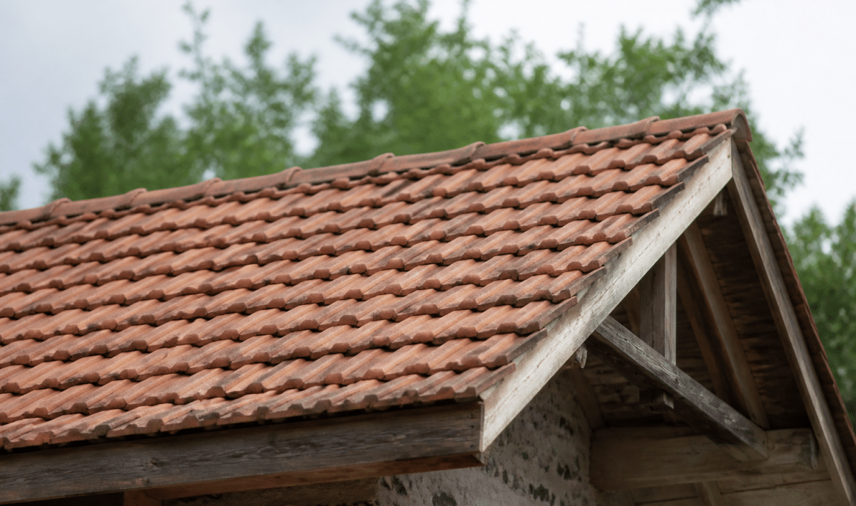 Toit incline recouvert tuiles posees sur structure bois