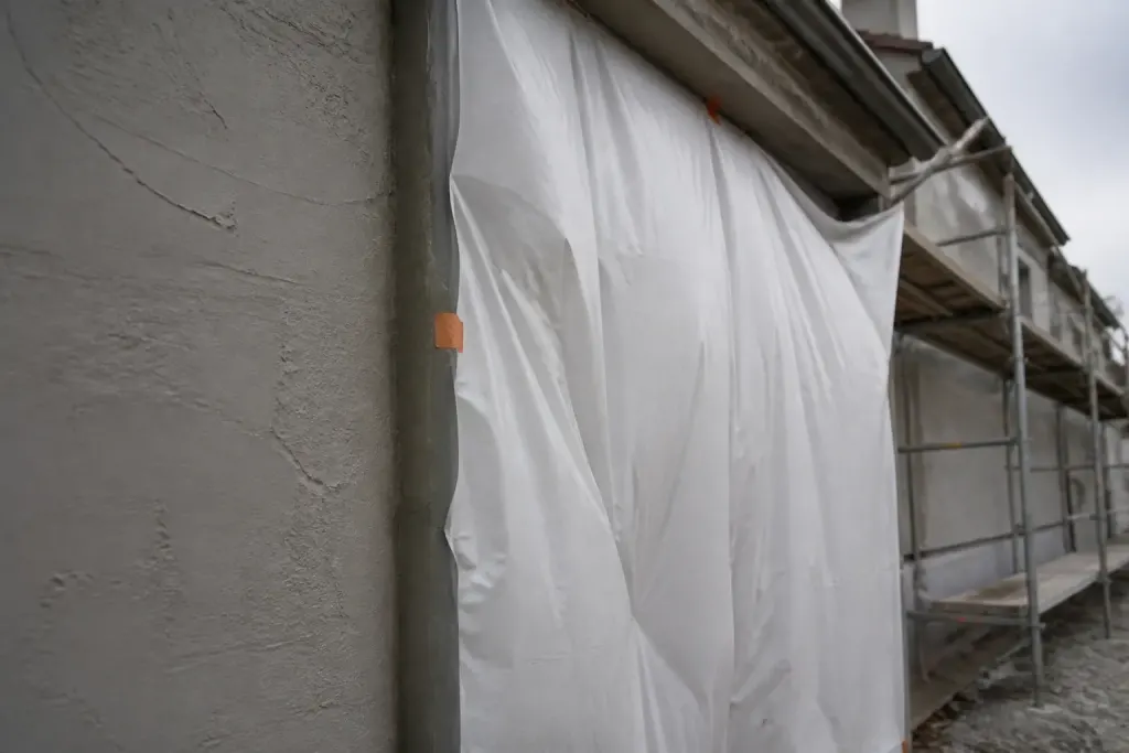 Facade recevant mortier avec bache protection blanche