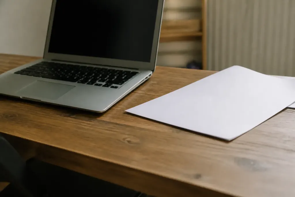 Ordinateur portable et feuille imprimee sur bureau