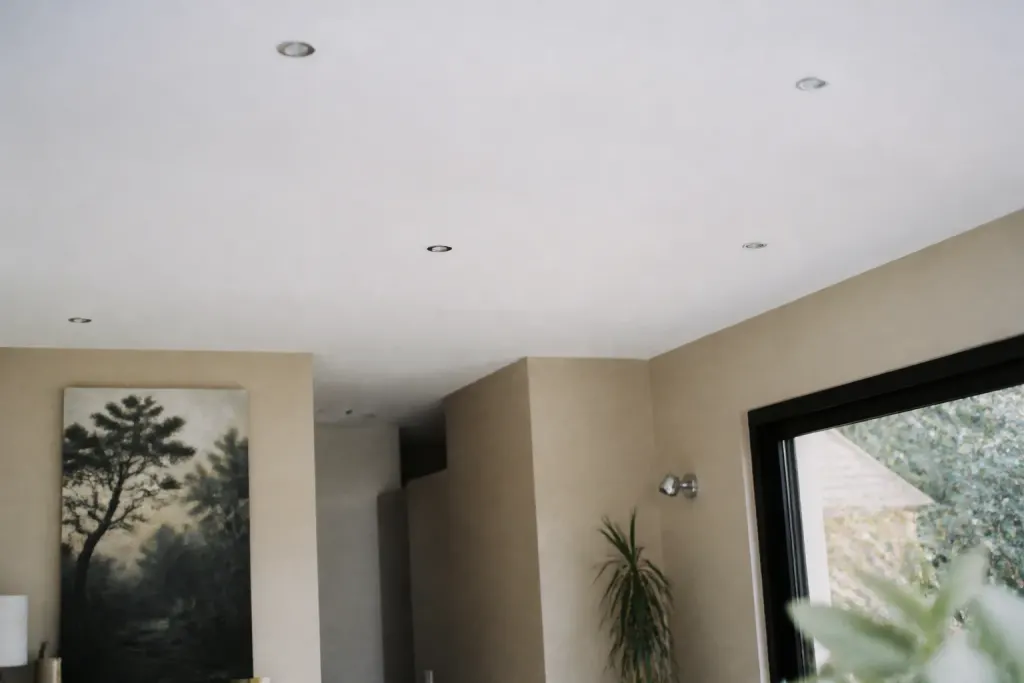 Plafond placo lisse blanc avec spots encastres