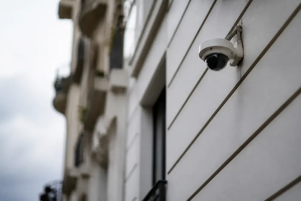 Rue urbaine avec camera de surveillance et alerte